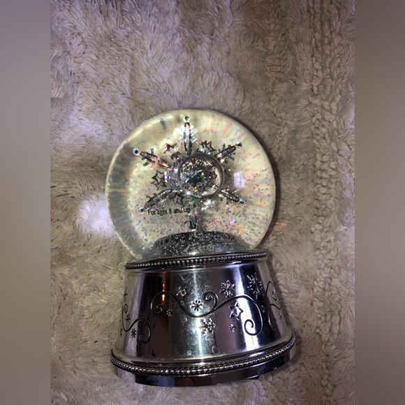 Things Remembered, snow globe, see video, wind up  display 2007 - Picture 4 of 6